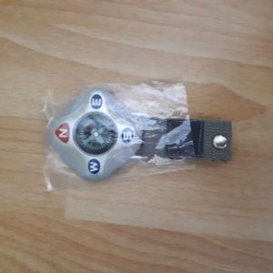 AZ014 tomb raider lara croft official promo boussole