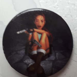 AZ041 officiel tomb raider lara croft mini badge eidos neuf