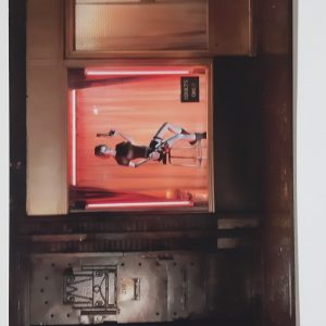 ZZ013 tomb raider lara croft carte postale vitrine